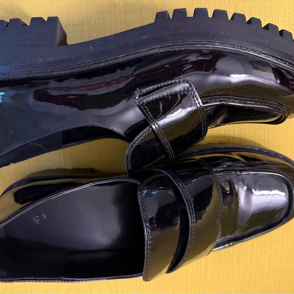 2By patent loafer. Run slightly large. Worn just a few times. Like new.  Size 10 - Picture 2 of 3